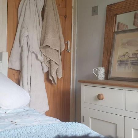 Comfy Cosy Little Room Tv Fridge Microwave Upton (Merseyside) Exterior foto