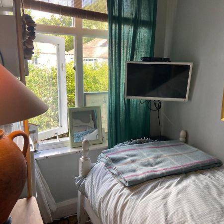 Comfy Cosy Little Room Tv Fridge Microwave Upton (Merseyside) Exterior foto