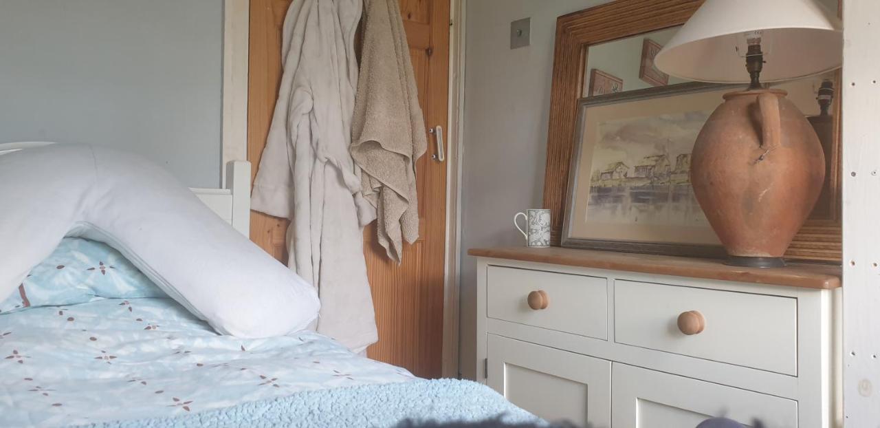Comfy Cosy Little Room Tv Fridge Microwave Upton (Merseyside) Exterior foto